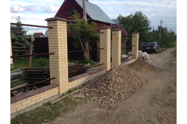ЗАБОРЫ С ДЕКОРАТИВНЫМИ СТОЛБАМИ(КИРПИЧ, КАМЕНЬ)