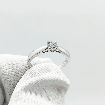 Помолвочное кольцо из белого золота с бриллиантом 