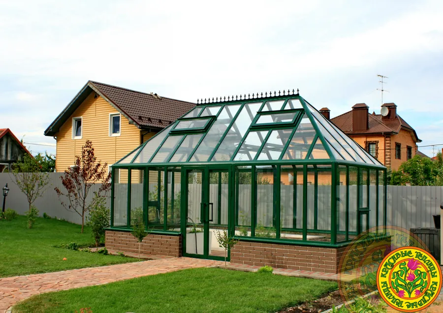 Теплица в английском стиле размером 6х3 метра, с расположением входа со стороны 6 метров. Площадь 18кв.м., что является очень функциональным и практичным для выращивания урожая. Подробное описание можно посмотреть в нашем каталоге по артикулу 30-6SL