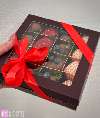 Клубничная коробочка с блестящим дизайном