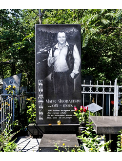 Большой вертикальный памятник из гранита