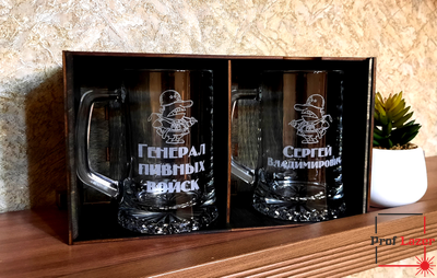 Пивные кружки с гравировккой в деревянной упаковке