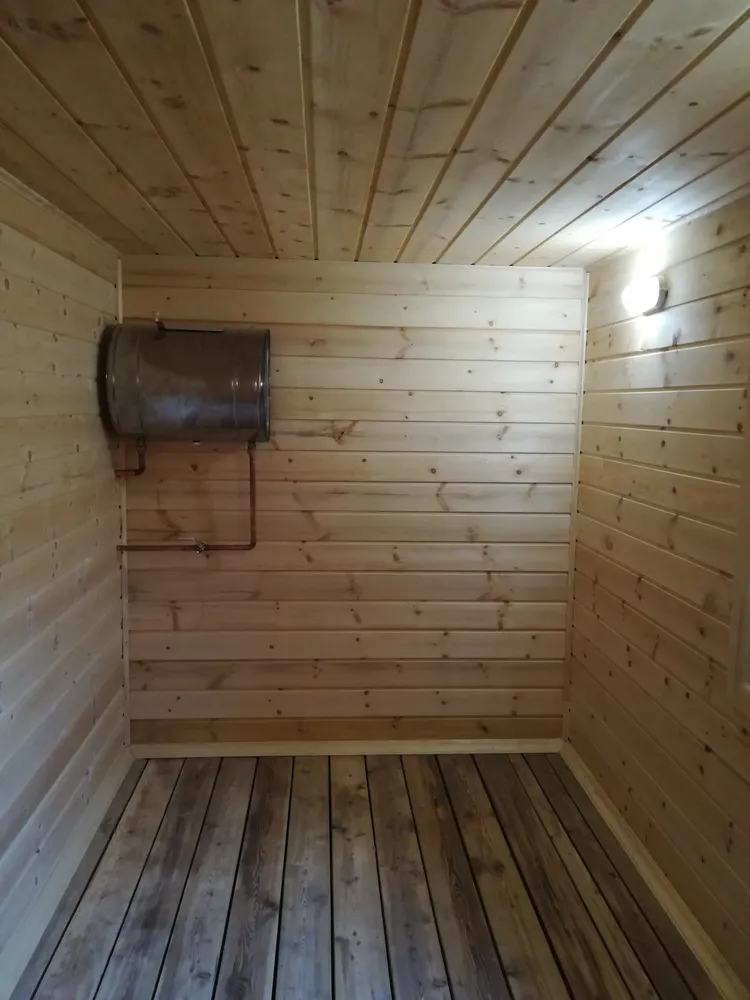 Полы в мойке не менялись, так как доска хорошая, её перебрали и прошлифовали.