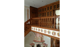 Лестница из массива с декоративными элементами в русском стиле