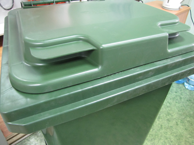 Удобная крышка с ручками для открывания на мусорном контейнере 240 литров