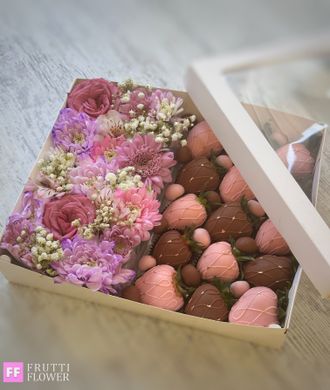 Клубничная коробка с цветами