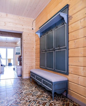 Пуф с мягким сиденьем и тремя выдвижными ящиками.