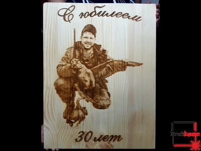 Гравировка по фото на деревянном щите 50х40