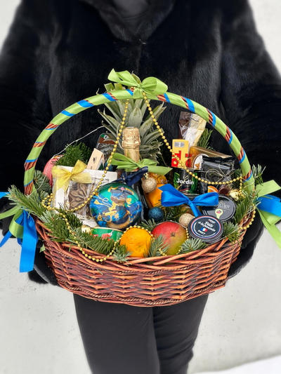 Новогодняя корзина подарочная премиум