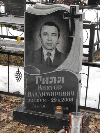 Фото вертикального бюджетного памятника на могилу простой формы с крестом в СПб