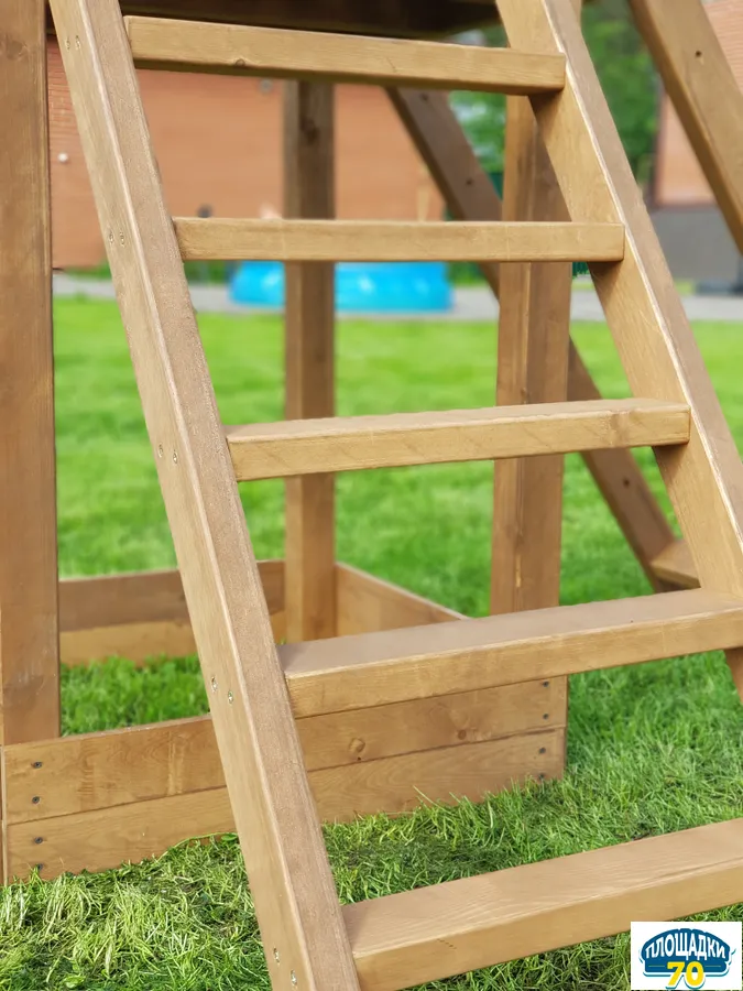 Надежная деревянная лестница.