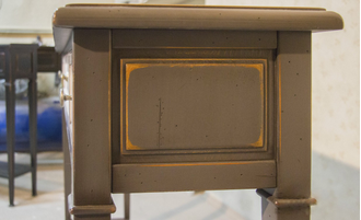 Широкая консоль с 3 ящиками на прямых ножках.