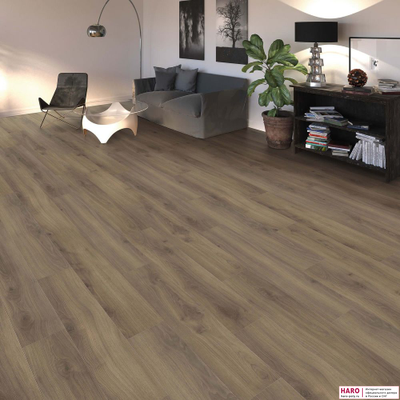 Декор ламината Haro Tritty 100 Дуб Эмилия Вельвет Коричневый 542079 в интерьере гостиной