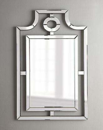 Зеркало в венецианском стиле, обрамленное тонкой зеркальной рамой.
