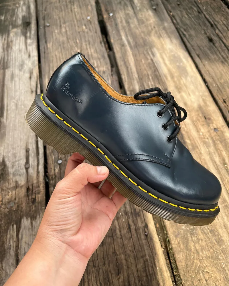 Синие полуботинки DR. Martens из натуральной кожи с яркой желтой строчкой. Представлены в размерах от 36 до 45. 