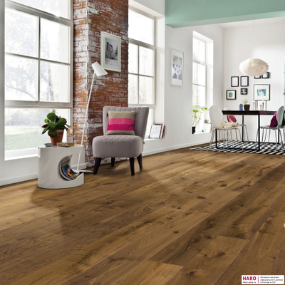 Декор паркетной доски Haro Дуб Мореный Саваж браш 1-пол, масло 538949 в интерьере кухни