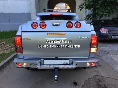 Крышка Grandbox со светодиодными задними фонарями на Toyota Hilux