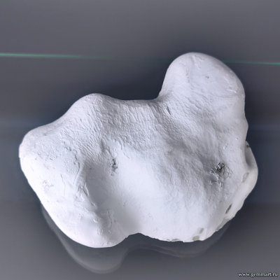 Кахолонг с корочкой кенияита. Южный Крал. Россия. 110*85*40мм