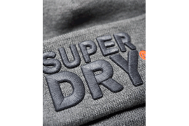 3д вышивка на серой шапке