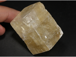 Кальцит оптический золотистый (исландский шпат), скол по спайности, Бразилия (45*25*25 мм, 72 г) №38298