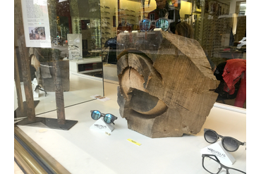 Декор витрины оптики, пень дуба, Мюнхен, Германия.