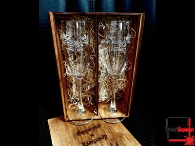 Свадебные фужеры с гравировкой в деревянной подарочной коробке