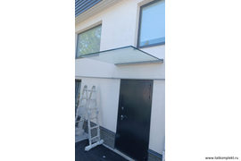 Стеклянный козырек на зажимном алюминиевом анодированном профиле. Стекло закаленное толщиной 20мм(10+2+10) триплекс