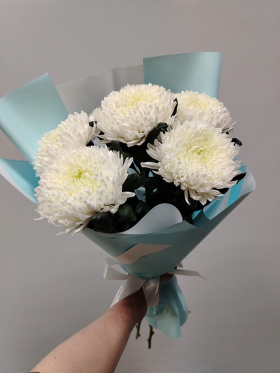 Классический букет из 5 белых хризантем Magnum White