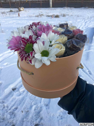 Шляпная Коробка с цветами и шоколадными розами Особенная фото3