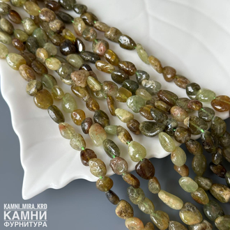Гранат зеленый гроссуляр галтовка фри-форм 5-7,5х6-11 мм, цена за нить 19 см