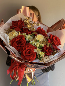 БУКЕТ ИЗ КРАСНЫХ РОЗ, АЛЬСТРОМЕРИЙ И ЗЕЛЕНИ