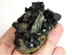 Эпидот, сросток кристаллов, Перу (57*34*25 мм, 73 г) №35867