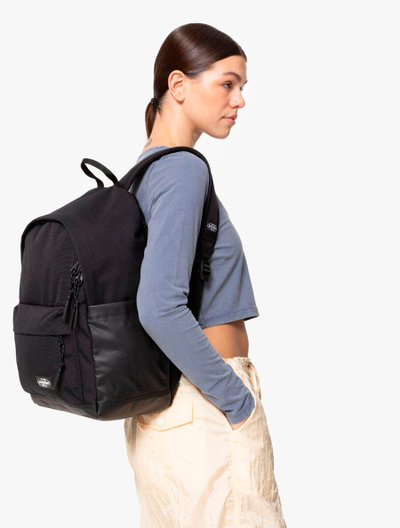 Eastpak Icon Pak'r On Black на девушке