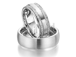 Обручальные кольца из белого золота с бриллиантами в женском кольце широкие с шероховатой поверхност