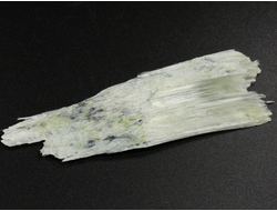 Брусит (немалит) светло-зеленый, волокнистый брусит, коллекционный образец, Россия, КЧР, Урупский район, м-ние Мощевая балка (70*19*6 мм, 6 г) №29690