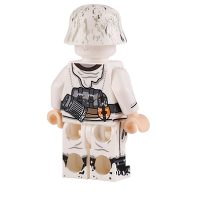 Немецкий солдат в зимнем камуфляже