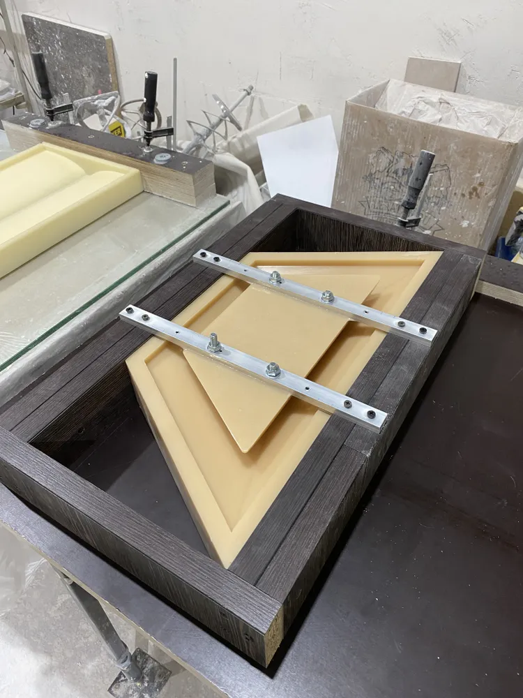 Форма с облегчением будущей панели помещается в специальную оснастку. Все готово к работе! 