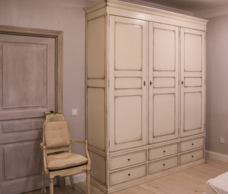 Шкаф для одежды трехстворчатый с 6 нижними ящиками.