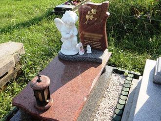 Фото детский памятник с ангелом в молитве на могилу в СПб