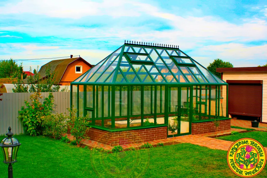 Теплица «Плимут SL», по индивидуальному заказу окрашенная в зеленый цвет.
Конструкция теплицы уверенно выдерживает снеговые и ветровые нагрузки. Подробное описание можно посмотреть в нашем каталоге по артикулу 30-6SL