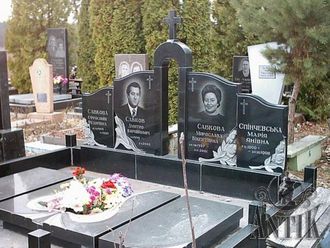 На фото двойной памятник на могилу для всей семьи в СПб