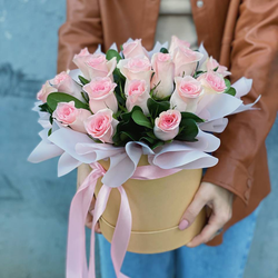 Шляпная коробка из 19 розовых роз