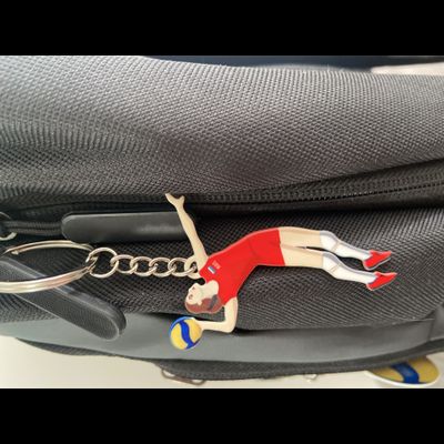 Брелок металлический двусторонний "Нападающая"