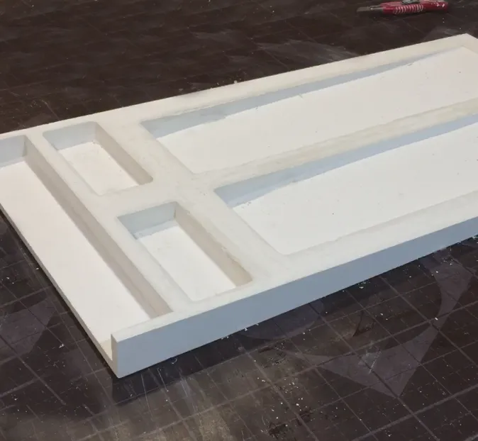 Если мы понимаем, что конечные изделия, ввиду немалой толщины, будут весить больше нормы, делаем сзади панелей технологические выемки для облегчения, ну и для того, чтобы можно было спрятать скрутки электрики. На фото обратная сторона панели.