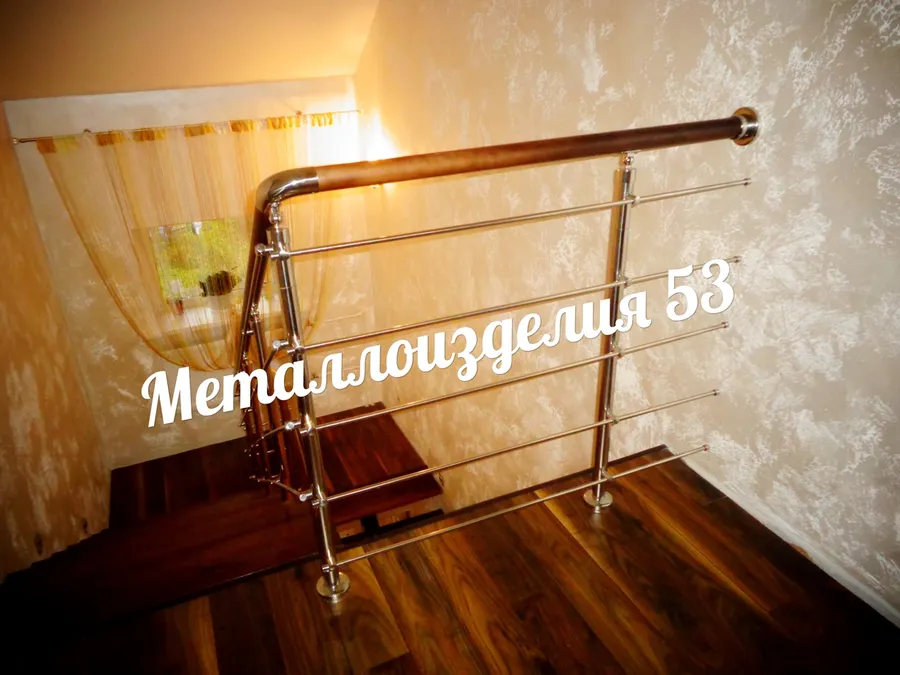 перила из нержавеющей стали с деревянным поручнем в цвет ступеней