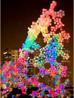 Облако из 500 светящихся шаров с гелием