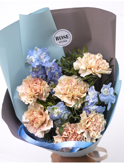 Букет из диантусов с дельфиниумом