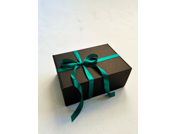 Большая подарочная коробка GILEV 37x26x12см с зеленой лентой и наполнителем