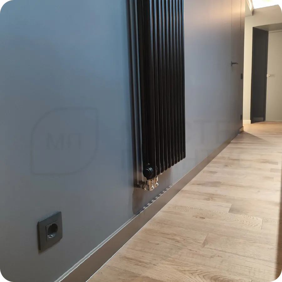 Теплый минимализм: монтаж бронзового плинтуса создает минималистичный дизайн с теплым металлическим характером.