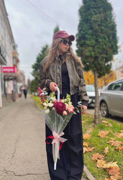 Стильный букет в зонтике